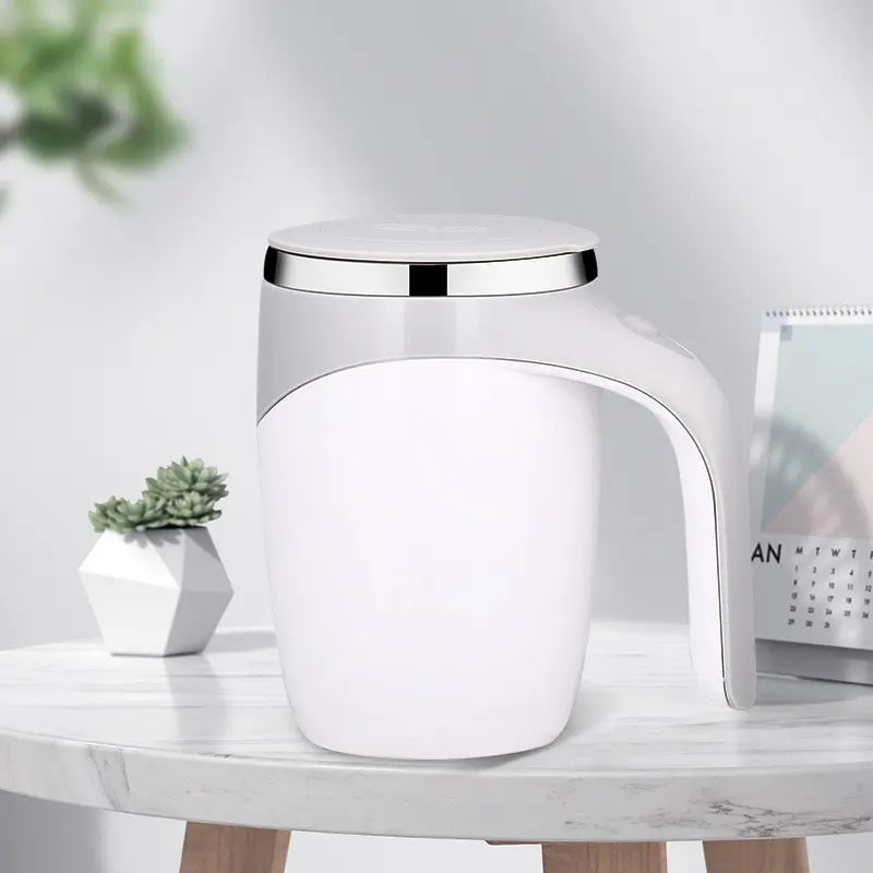 Taza con revolvedor automatico